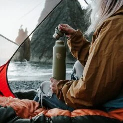 Earthwell Woodie Vacuum Bottle 650ml Walnut / Baja Sand 8 Earthwell Woodie Vacuum Bottle 650ml Walnut / Baja Sand -Condor || Mil-Tec || Klean Kanteen Sales earthwell woodie vb lifestyle 002 5